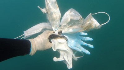 Fransa'da denizlerden maske ve eldiven çıkarılıyor