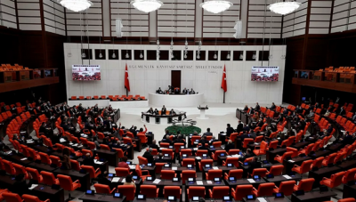 Fuat Oktay'ın konuşması sırasında 'yalan' şarkısı açan TİP Milletvekili Serra Kadıgil'e kınama cezası
