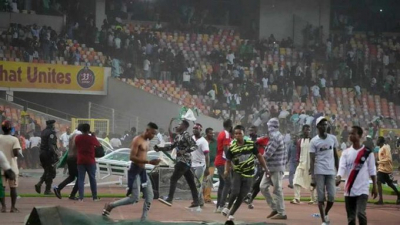 Futbol maçında sahadaki görevli doktor öldürüldü