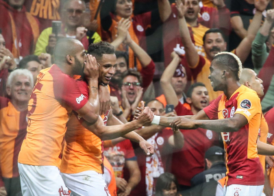 Galatasaray, Beşiktaş'ı 2-0 yenerek ligin bitimine üç hafta kala liderliğe yükseldi
