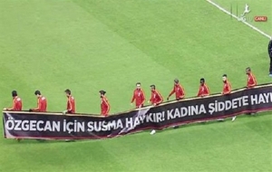 Galatasaray Özgecan pankartıyla çıktı!
