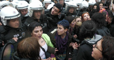 Gündüz kadınlara çiçek dağıtan polis, akşam saatlerinde gaz sıktı