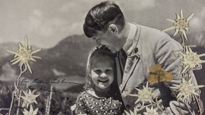 Hitler'in Yahudi kızla çekilmiş imzalı fotoğrafı açık artırmada