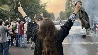 İran Cumhurbaşkanı’ndan türban takmayan kadınlara dış güçler suçlaması