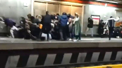 İran'da polis metro istasyonunda ateş açtı, başörtüsü takmayan kadınları dövdü 