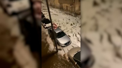 İspanya’da dolu fırtınası oldu, sokaklardan buz aktı