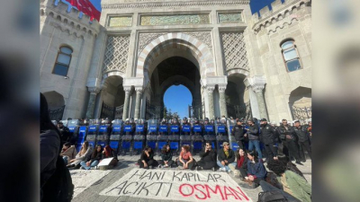 İstanbul Üniversitesi'nde 'ziyaretçi' tepkisi sürüyor: Öğrencilere polis barikatı