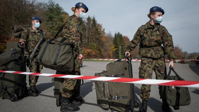 İsviçre ordusunda kadın askerler erkek iç çamaşırı giymeye zorlanmayacak