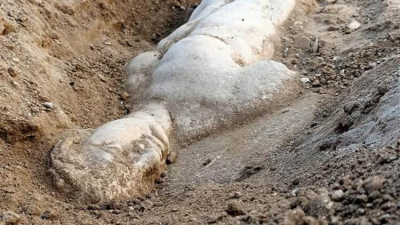 İzmir'de kazı sırasında Satryros kabartması bulundu