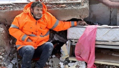 Kahramanmaraş'ta Mesut Hancer isimli baba, depremde enkaz altında hayatını kaybeden 15 yaşındaki kızı Irmak'ın elini bırakmadı 