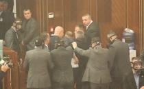 Kosova'da meclise biber gazı! Milletvekilleri meclisten yaka paça atıldı...
