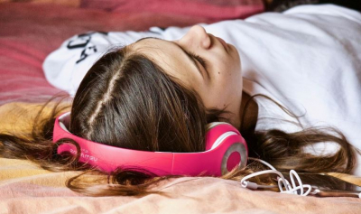 'Kulaklıkla 8 saatten fazla müzik dinlemek işitme duyusuna zarar veriyor'