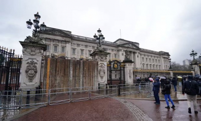 Londra'da bir kişi, arabasıyla Buckingham Sarayı'nın giriş kapısına çarptı