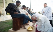 Papa mültecilerin ayaklarını öptü!