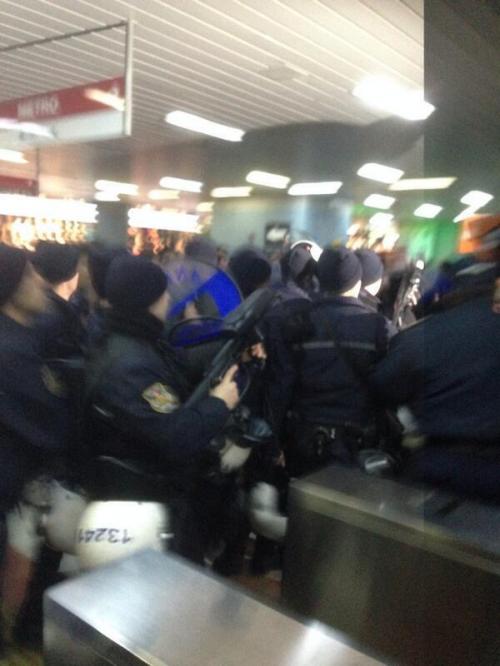 Metrodaki eyleme polis müdahalesi!