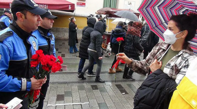 Polis Taksim'de kadınlara çiçek dağıttı