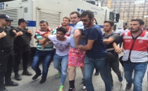 Polis yolda yürüyen LGBTİ'lileri gözaltına almaya başladı!