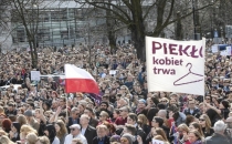 Polonya'da binlerce kişi kürtaj yasağını protesto etti!