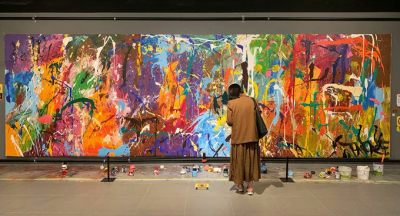 Tablonun önündeki fırçaların eserin parçası olduğunu anlamayan çift 500 bin dolarlık eseri boyadı