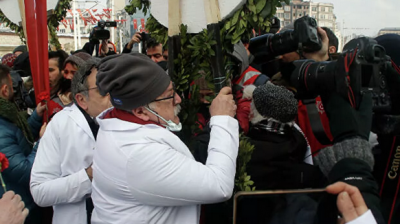 Taksim'de doktorlar ve polisler arasında arbede: 89 yaşındaki doktor yere düştü 