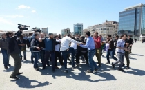 Taksim'de Ferinaz eylemine polis tekmeyle saldırdı!