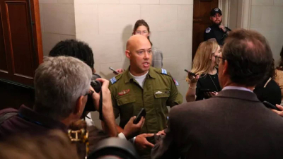 Temsilciler Meclisi üyesi Mast, ABD Kongresi'ne İsrail askeri üniformasıyla geldi