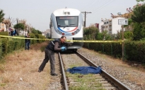 Trenin önüne atlayarak intihar etti!