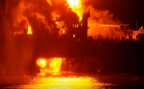 Azerbaycan'da petrol platformunda yangın! 32 ölü..